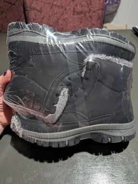 Women's Size 8 New In Package No Brand Winter Boots Black With Grey Faux Fur